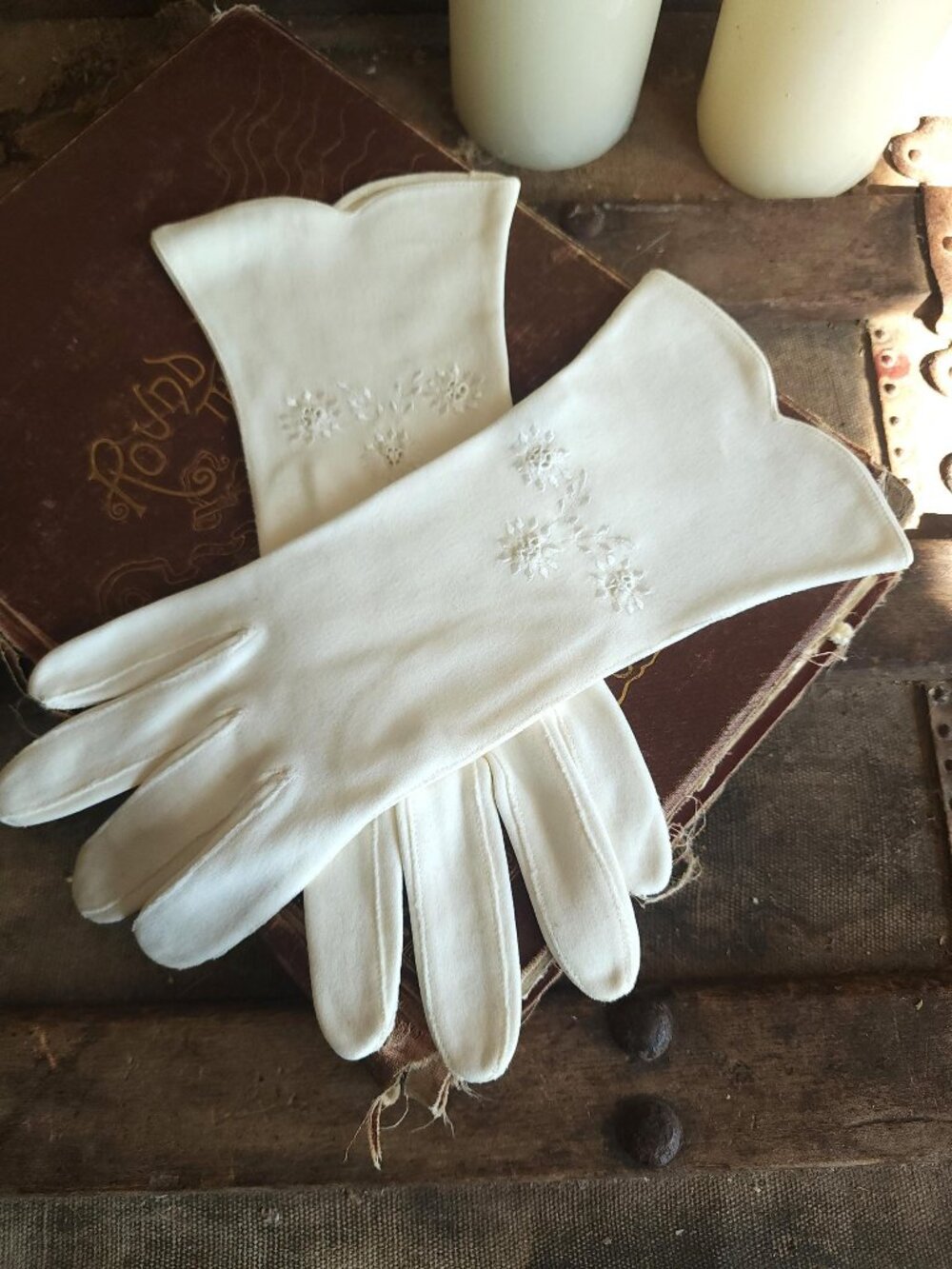 Vintage 1950s Gloves, Frederick & Nelson Embroidered Winter White, Wrist Matinee